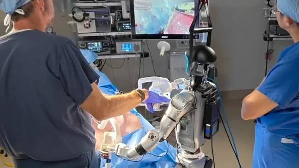 Humanoid robot assisting surgical staff in an operating room